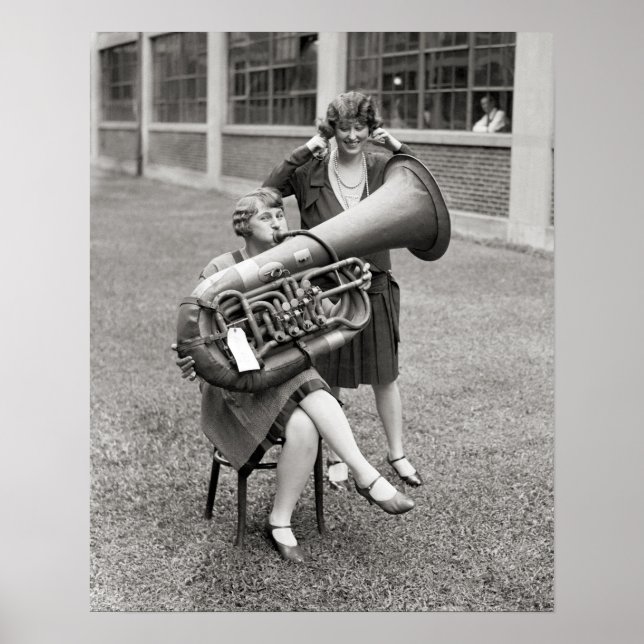 Flicka spelar tuba, 1928. Gammalt foto Poster (Framsidan)