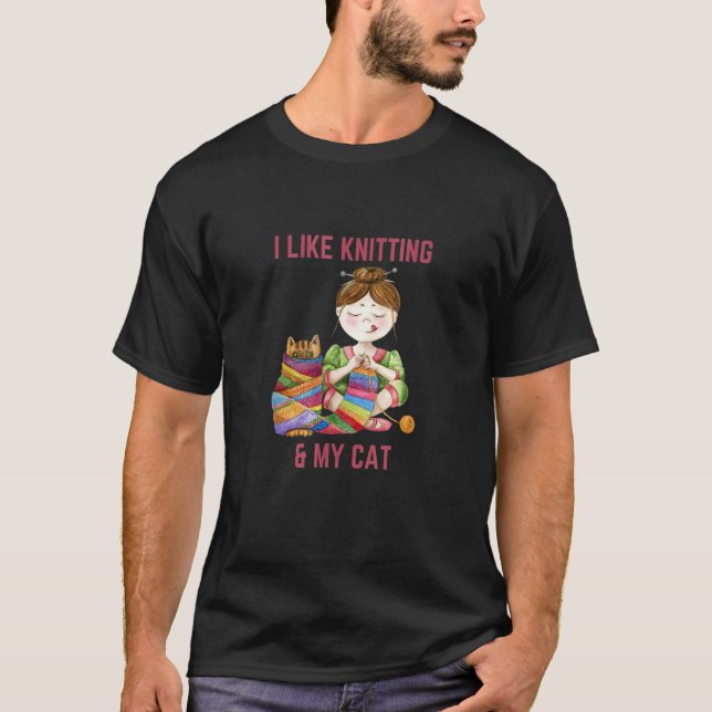 Flicka stickar en scarf med sin katt t shirt (Framsida)