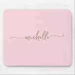 Flickaktig Enkel Rosa Anpassad Guld Initial Namn Musmatta<br><div class="desc">Rosa enkel minimalistisk guldmonogram namn underskrift manus anpassad personlig musmattor. Dessa mönster har ditt förnamn i en vacker handskriven svans typsnitts typografi manus i guld på ljus baby rosa eller rosafärgad bakgrund. Dessa är lätta att anpassa. Fantastiskt stilrent feminint födelsedagspresent, morsdag, bröllopsdusch, sweet 16 födelsedag och det är för tjejen...</div>