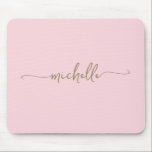Flickaktig Enkel Rosa Anpassad Guld Initial Namn Musmatta<br><div class="desc">Rosa enkel minimalistisk guldmonogram namn underskrift manus anpassad personlig musmattor. Dessa mönster har ditt förnamn i en vacker handskriven svans typsnitts typografi manus i guld på ljus baby rosa eller rosafärgad bakgrund. Dessa är lätta att anpassa. Fantastiskt stilrent feminint födelsedagspresent, morsdag, bröllopsdusch, sweet 16 födelsedag och det är för tjejen...</div>
