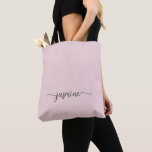 Flickaktig Enkel Rosa Personlig Monogram Namn Tygkasse<br><div class="desc">Feminint minimalistiskt enkelt rent rosa monogram namn signatur skript anpassad personlig toteväska. Denna design med förnamnet i en vacker handskriven svansfont signatur typografi (eller kalligrafi) på pastell dammig rosa eller ljus rosa bakgrund. Underbart feminint födelsedagspresent, bröllop, jul, sweet 16 födelsedagsfest, bröllopsdusch, möhippa eller för examen och det är för tjejen...</div>
