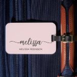 Flickaktig Rosa Monogram Namnteckning Skrift Bagagebricka<br><div class="desc">Feminint minimalist enkel rent rosa monogram namn signatur skript anpassad personlig bagagetagg. Denna design med förnamn i en vacker handskriven svans kalligrafi teckensnitt signatur (eller typografi) och fullständigt namn på dammrosa eller ljus pastell rosa bakgrund. Dessa är lätta att anpassa. Stilsäkert feminint present för bröllop, bröllopsdusch, 16-årsdag, examen och för...</div>