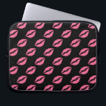 Flickaktigt läpparshock rosa och svart kyssmönster laptop sleeve<br><div class="desc">Denna söt,  mönster göras flickaktigt av shock rosaläppar/läppstift på en svart bakgrund. Det är en moderiktig design för henne. Överför kyssar av kärlek allt år eller för valentin dag.</div>