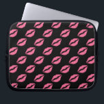 Flickaktigt läpparshock rosa och svart kyssmönster laptop sleeve<br><div class="desc">Denna söt,  mönster göras flickaktigt av shock rosaläppar/läppstift på en svart bakgrund. Det är en moderiktig design för henne. Överför kyssar av kärlek allt år eller för valentin dag.</div>