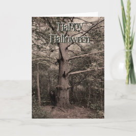 Flickan bakom halloween-kortet i träd kort