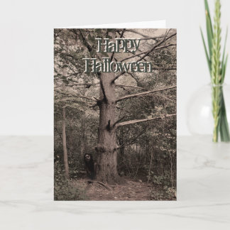 Flickan bakom halloween-kortet i träd kort