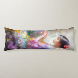 Flickan beundrar en blomma i hennes händer kroppskudde