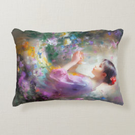 Flickan beundrar en blomma i hennes händer prydnadskudde