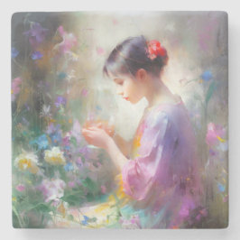 Flickan beundrar en blomma i hennes händer stenunderlägg