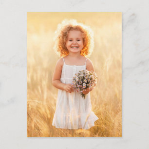 Flickan i en Meadow med en Bouquet av Wildblommor Vykort