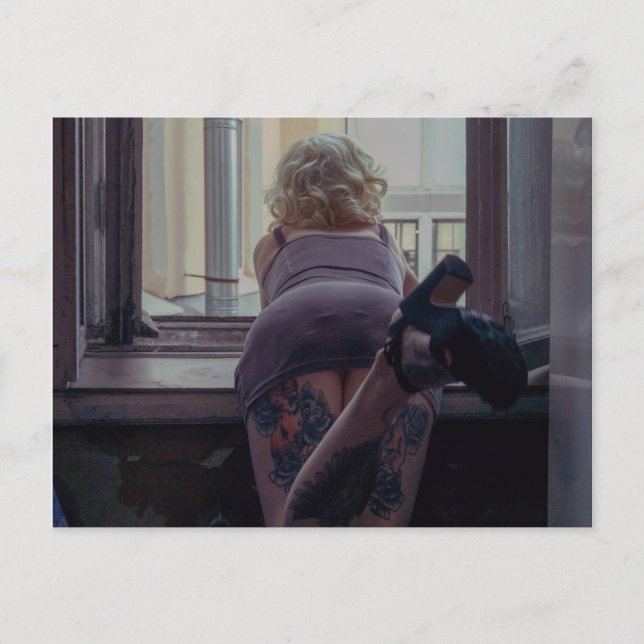 Flickan i fönstret  vykort (Framsida)