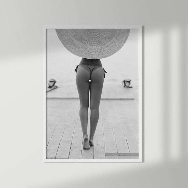 Flickan i Hat på Beach Black and White Print Poster (Girl in Hat on the Beach Black and White Print in a white frame on the wall.)