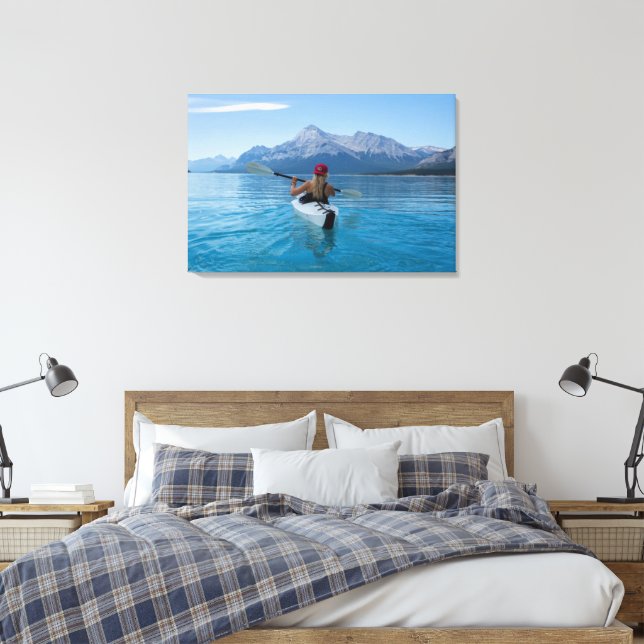 Flickan i Kayak med Red Cap Mountains Sjö Canvastryck (Insitu (sovrum))