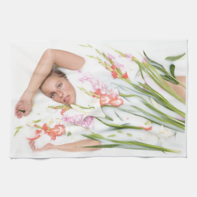 Flickan i Mjölk med blommor Kökshandduk (Horisontell)