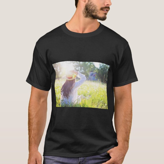Flickan i naturen med Sol Rays T Shirt (Framsida)