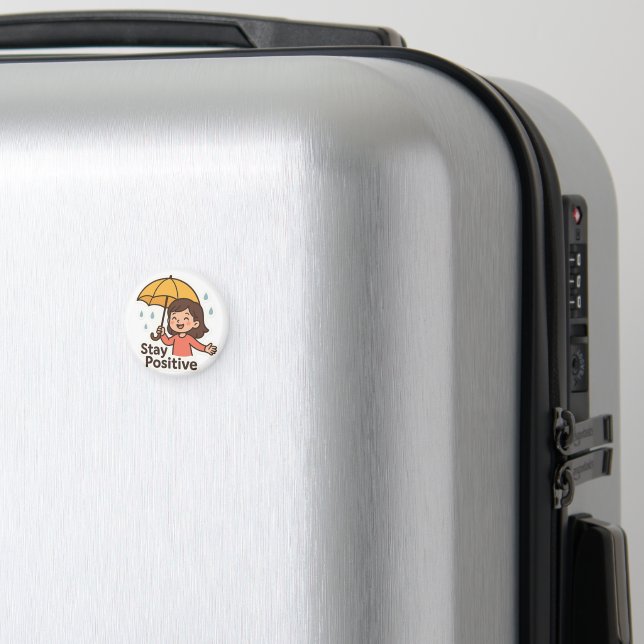Flickan i regnet, men med ett leende. magnet (In Situ (Luggage))
