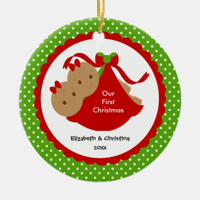 Flickan kopplar samman baby den första julgransprydnad keramik (Framsidan)