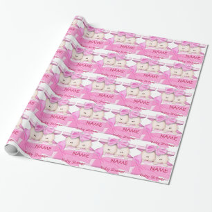 Flickan kopplar samman baby showergåvan som slår presentpapper