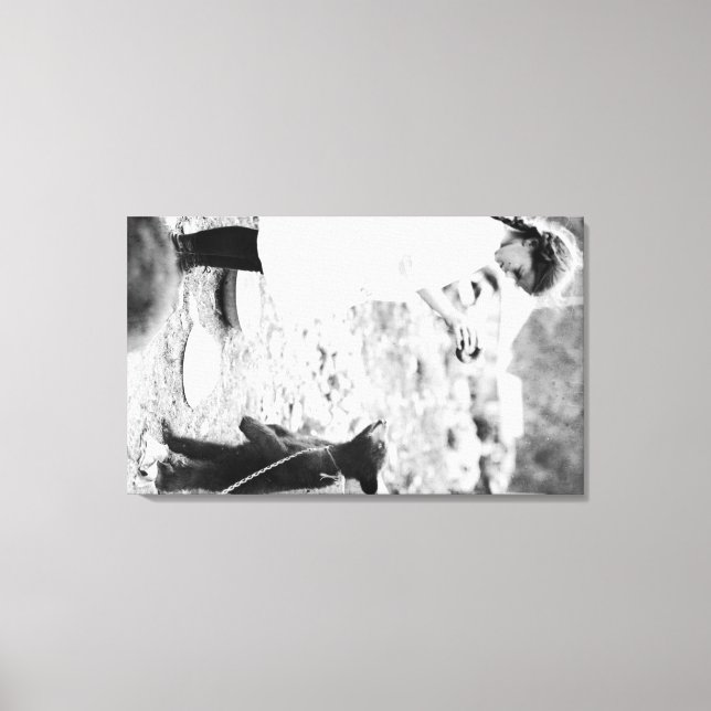 Flickan Matar Bear Unge i Seward Canvastryck (Framsida)