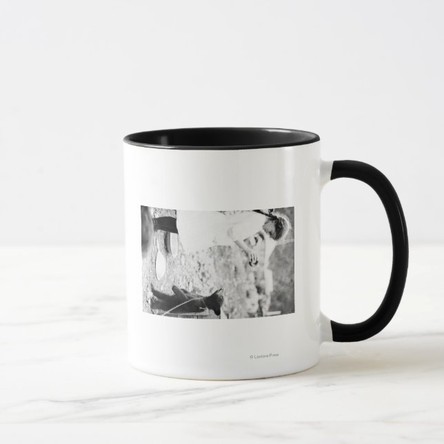 Flickan Matar Bear Unge i Seward Mugg (Höger)