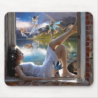 Flickan och älvormusen vadderar musmatta