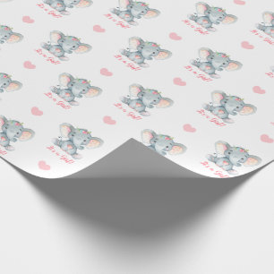 Flickan som slår in den pappra rosa elefanten är presentpapper