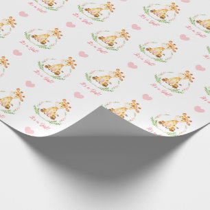 Flickan som slår in den pappra rosa giraffet är presentpapper