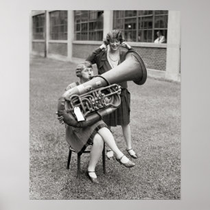 Flickan spelar tuba 1928. Vintage Photo Poster