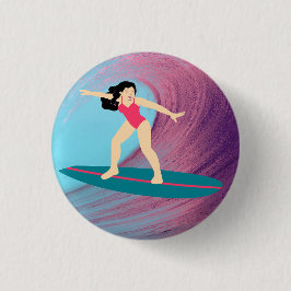Flickan surfar på solnedgången. knapp