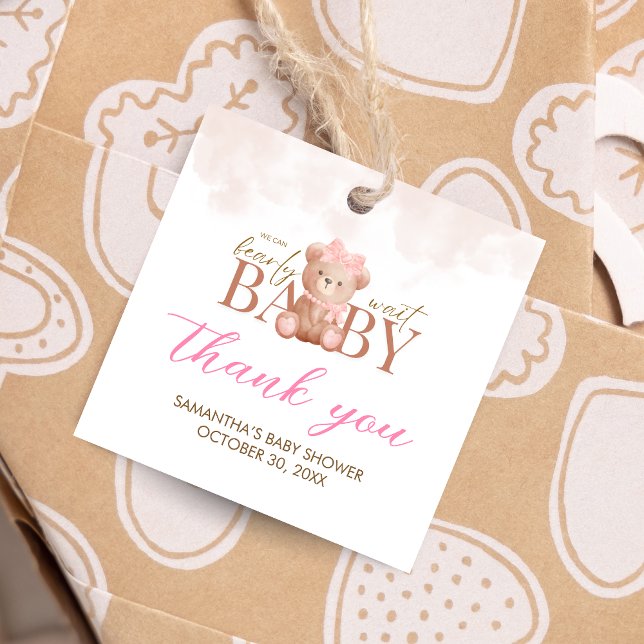 Flickan vi kan bota vänta på babyskorgen gåvor etiketter (We Can Bearly Wait Pink Bear Baby Shower Square Favor Tags)