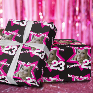 Flickanamnålder 23 tillfogar ditt rosa presentpapper