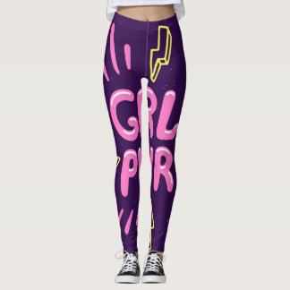 Flickans feministiska slogan, violett bakgrund. leggings