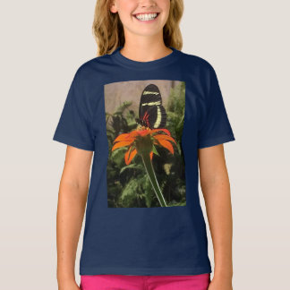 Flickans fjäril på blomskjorta t-shirt