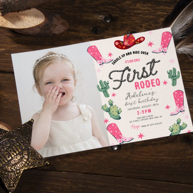 Flickans första rodeo Photo Birthday Cowgirl Cute Inbjudningar (Western Girl 1st Birthday Cowgirl Rodeo Printable or Digital Invitation Cute Pink )
