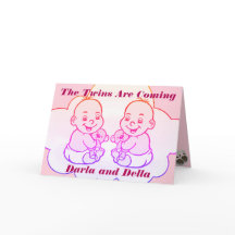 Flickans Twillingar kommer med ett babyvykort