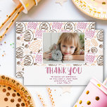 Flickfoto från Cute Rosa Mönster Birthday Kids Gir Tack Kort<br><div class="desc">Kute Rosa Mönster Birthday Kids Girl Photo Tackto You Card. Tack för din rosa-födelsedag för dina vänner och din familj. Ladda upp fotot och anpassa kortet med ditt namn och din text. Underbart som tack för att du fick kort för flickor.</div>