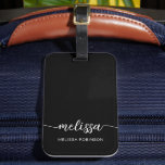 Flickig svart monogram namn underskrift skrift bagagebricka<br><div class="desc">Feminint minimalist enkel rent svart monogram namn signatur skript anpassad personlig resväskas etikett. Denna design med förnamn i en vacker handstils- swash-svans kalligrafi teckensnitt signatur (eller typografi) och fullständigt namn i vitt skript på svart bakgrund. Dessa är lätta att anpassa. Stilsäkert feminint present för bröllop, 16-års födelsedag, bröllops shower, examen...</div>