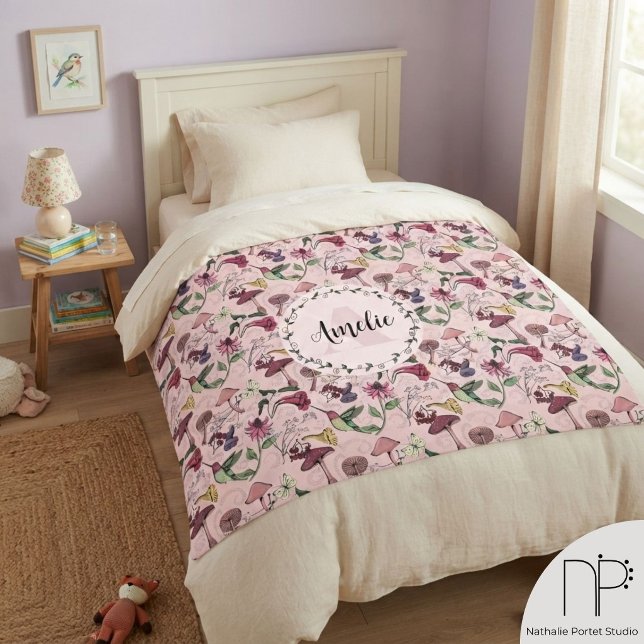 Flickig trädgårdskolibri filt täcke med monogram (Hand-drawn ink hummingbird bignonia flower mushroom blush pink monogram kids fleece blanket)