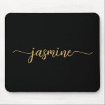 Flickigt Enkelt Svart Guld Personligt Monogram Musmatta<br><div class="desc">Flickigt Svart Och Guld Enkelt Minimalistiskt Monogram Namn Signatur Skript Anpassad Personlig musmattor. Dessa design har med ditt förnamn i en snygg handstils font typografi på svart och guld. Dessa är lätta att anpassa. Fantastisk snygg feminin present för födelsedag, bröllopsdusch, mors dag, sweet 16 födelsedag och Det är för tjejen...</div>