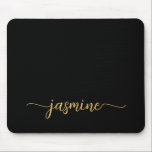 Flickigt Enkelt Svart Personligt Monogramnamn Musmatta<br><div class="desc">Flickigt Svart Och Guld Enkelt Minimalistiskt Monogramnamn Signatur Skript Anpassad Personlig musmattor. Dessa mönster har ditt förnamn i en snygg handstils-svans font typografi på svart och guld. Dessa är lätta att anpassa. Fantastiskt stilrent kvinnligt present för födelsedag, bröllopsdusch, mors dag, 16-års födelsedag och Det är för tjejen som älskar unika...</div>