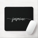 Flickigt Enkelt Svart Personligt Monogramnamn Musmatta<br><div class="desc">Flickigt Svart Modernt Elegant Minimalistiskt Monogramnamn Signatur Skript Anpassad Personlig musmatta. Dessa mönster har ditt förnamn i en snygg handstils-svans typsnitt typografi i vitt på svart bakgrund. Dessa är lätta att anpassa. Fantastisk stilren feminin present för födelsedag, mors dag, bröllopsdusch, söt 16-årsdag och Det är för tjejen som älskar unika...</div>