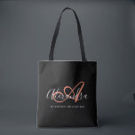 Flickigt korallrosa elegant namnmonogram i script tygkasse<br><div class="desc">Personalisera din vackra monogrammärke trendiga svarta matkasse! Texten nedan kan anpassas till din önskade mening eller till och med hela ditt namn; du kan också ta bort den om du föredrar det. Om du behöver hjälp,  vänligen meddela oss på belytaliarecipes@gmail.com,  så hjälper vi dig gärna. © Belytalia 2022</div>