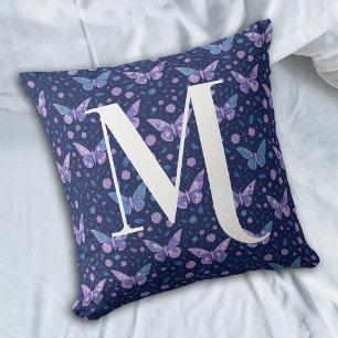 Flickigt lila fjärilmönster med fet monogram kudde