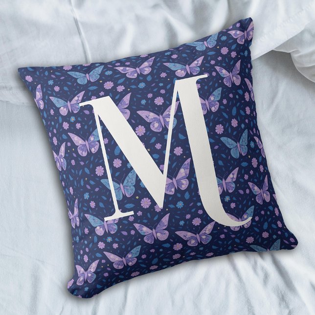 Flickigt lila fjärilmönster med fet monogram kudde (Skapare uppladdad)