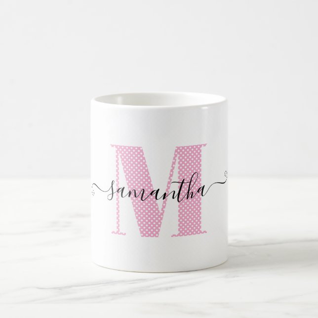 Flickigt ljusrosa och vitt prickigt monogram kaffemugg (Center)