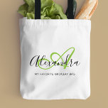Flickigt ljust grönt elegant namnmonogram i script tygkasse<br><div class="desc">Personalisera din vackra vit monogramförsedda matvarukasse! Texten nedan kan anpassas till din önskade mening eller till och med hela ditt namn; du kan också ta bort den om du föredrar det. Om du behöver hjälp,  vänligen meddela oss på belytaliarecipes@gmail.com,  så hjälper vi dig gärna. © Belytalia 2022</div>