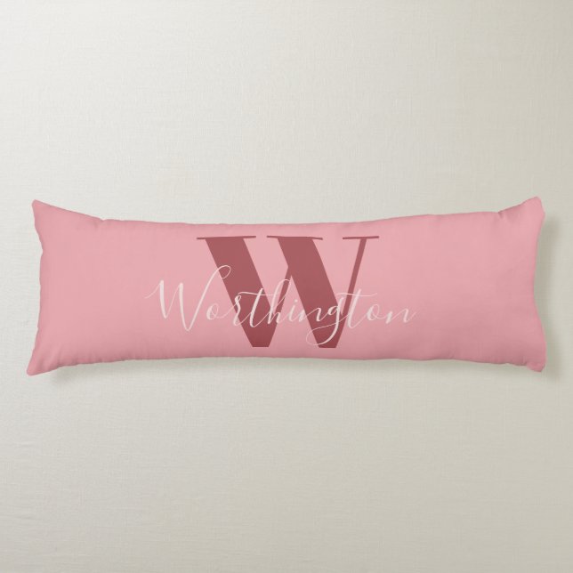 Flickigt monogram och namn rosa rodnad röd kroppskudde (Framsidan)