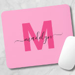 Flickigt Rosa Monogram Namnskrift Musmatta<br><div class="desc">Personlig rosa skript initial monogram musmattor. Lägg till en touch av kul och feminin charm på ditt arbetsutrymme med denna snygga musmatta. Med en ljus, glad rosa bakgrund med en djärv magenta het rosa initial och ett snyggt svart skriptnamn är denna design perfekt för alla feminina tjejer. Perfekt för systrar...</div>