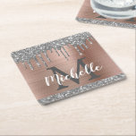 Flickigt silver glitterdroppar Roséguld Monogram Underlägg Papper Kvadrat<br><div class="desc">Stilfull, flickaktig silver glitter-droppar anpassad namn- och monogram-underlägg. Denna design har silvergrå glittergnistrande droppar på en rosa guld borstad metallbakgrund med personligt monogram-initital och förnamnstextmall. Perfekt feminint gåva till flickvän, syster, mamma, födelsedag, sweet 16 födelsedagsfest, bröllop, brudshow, sminkartist, skönhetssalong ägare, modebloggare eller någon som älskar vacker stilfull glamourös stil. Observera...</div>