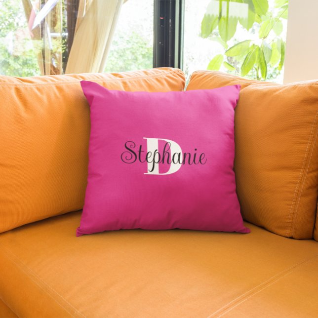 Flickigt varmt rosa svart och vitt modernt monogra kudde (Girly monogrammed hot pink throw pillow.)